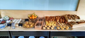 Desayuno buffet diario (EUR 12 por persona)