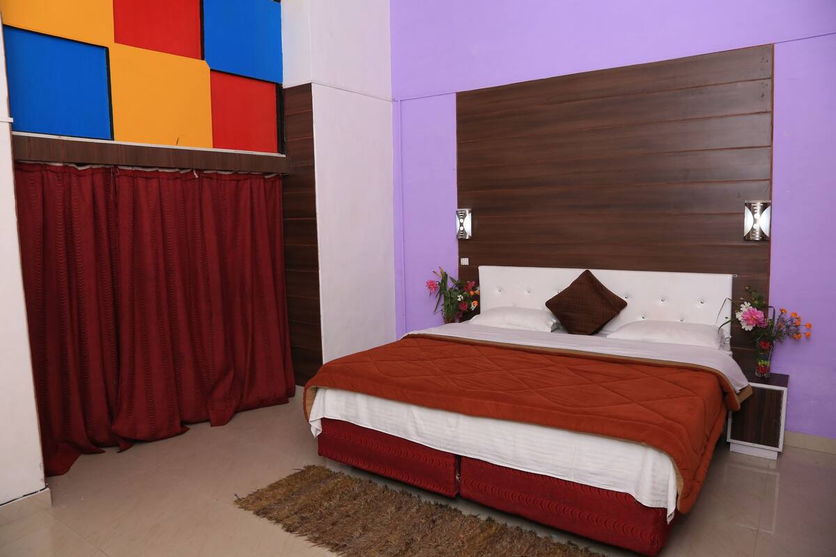 Deluxe Double Room, 1 King Bed, Smoking | 1 bedroom, rollaway beds (surcharge), individually decorated