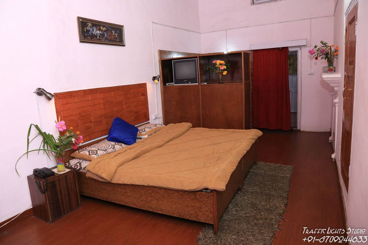 Economy Room, 1 Queen Bed, Smoking | 1 bedroom, rollaway beds (surcharge), individually decorated
