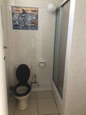 Suite Studio Standard, 1 lit double, accessible aux personnes à mobilité réduite | Salle de bain | Douche, serviettes fournies