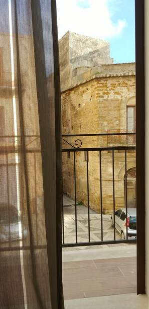 Escritorio, sistema de insonorización, wifi gratis y ropa de cama