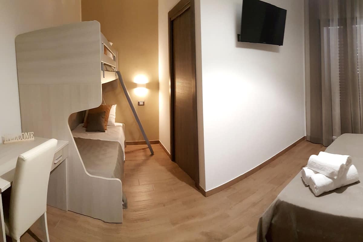 Habitación cuádruple, balcón | Escritorio, sistema de insonorización, wifi gratis y ropa de cama