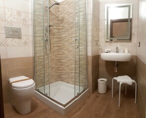 Chambre quadruple, balcon | Salle de bain | Douche, articles de toilette (gratuits), séchoir à cheveux, peignoirs