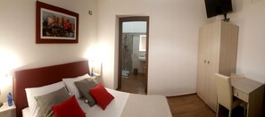 Deluxe Double Room | Desk, soundproofing, free WiFi, bed sheets