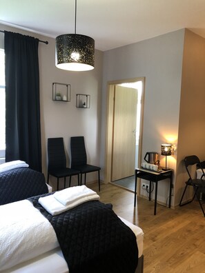 Minibar, desk, laptop workspace, blackout curtains - Bjork Guesthouse (Bláskógabyggd)
