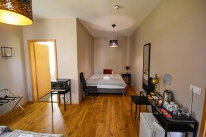 Habitación cuádruple familiar, baño privado | Minibar, escritorio, espacio para trabajar con un portátil