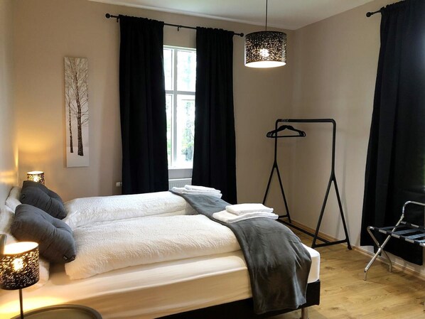 Dubbelrum eller tvåbäddsrum - privat badrum | Minibar, skrivbord, arbetsyta för laptop och mörkläggningsgardiner