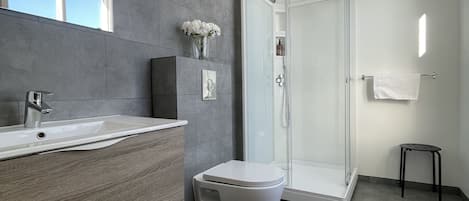 Shower, rainfall showerhead, free toiletries, hair dryer