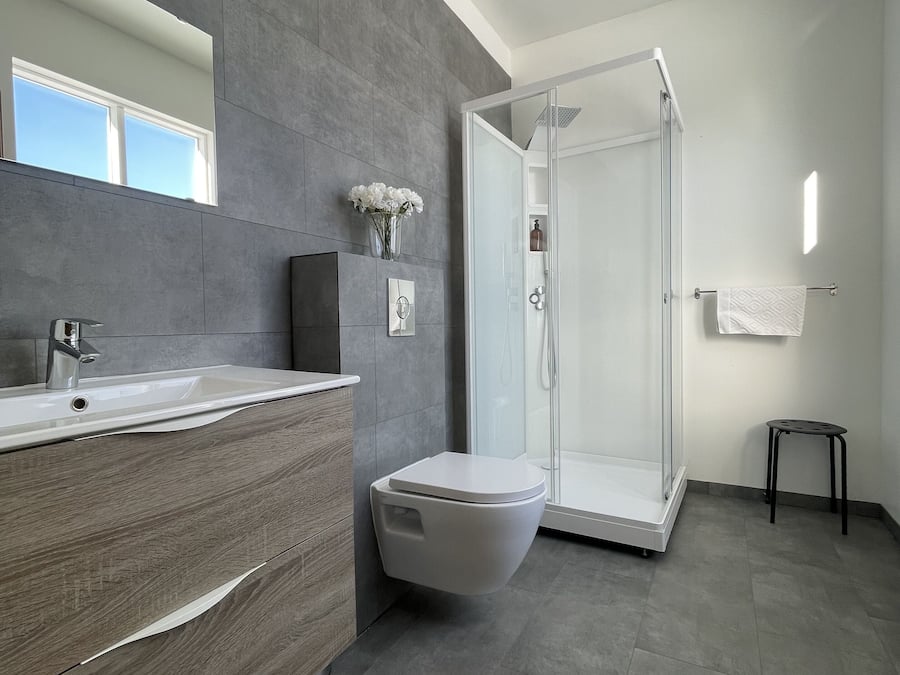 Shower, rainfall showerhead, free toiletries, hair dryer