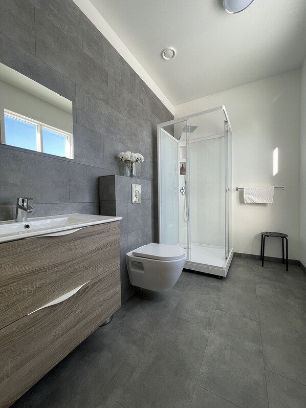 Shower, rainfall showerhead, free toiletries, hair dryer