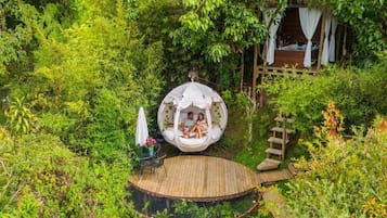 Habitación romántica, 1 cama Queen size, hidromasaje, vista a la laguna | Ropa de cama de alta calidad, edredón, wifi gratis y ropa de cama