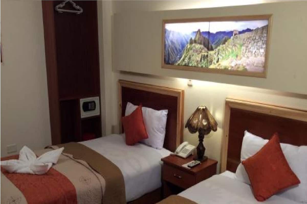 Double Room, 1 Queen Bed | In-room safe, desk, blackout drapes, free WiFi
