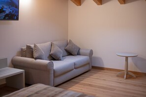 Triple Room | Desk, blackout curtains, soundproofing, free cots/infant beds - Agriturismo I Comelli (Nimis)