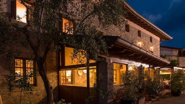 A traditional stone building with large windows and a covered outdoor area. - Agriturismo I Comelli (Nimis)