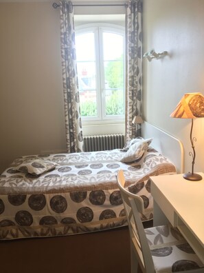 特色装修、特色家居、办公桌、遮光窗帘