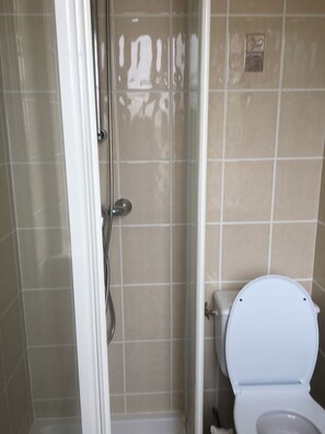 Shower, free toiletries, towels - Hotel Les Forges (Fourchambault)