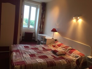 Individually decorated, individually furnished, desk, blackout drapes - Hotel Les Forges (Fourchambault)