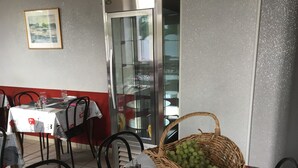 يتم تقديم الإفطار والغداء والعشاء 
