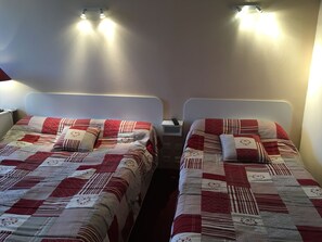 Decoración personalizada, muebles diferentes y escritorio 