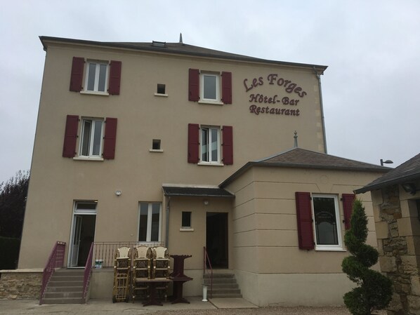 Front of property - Hotel Les Forges (Fourchambault)