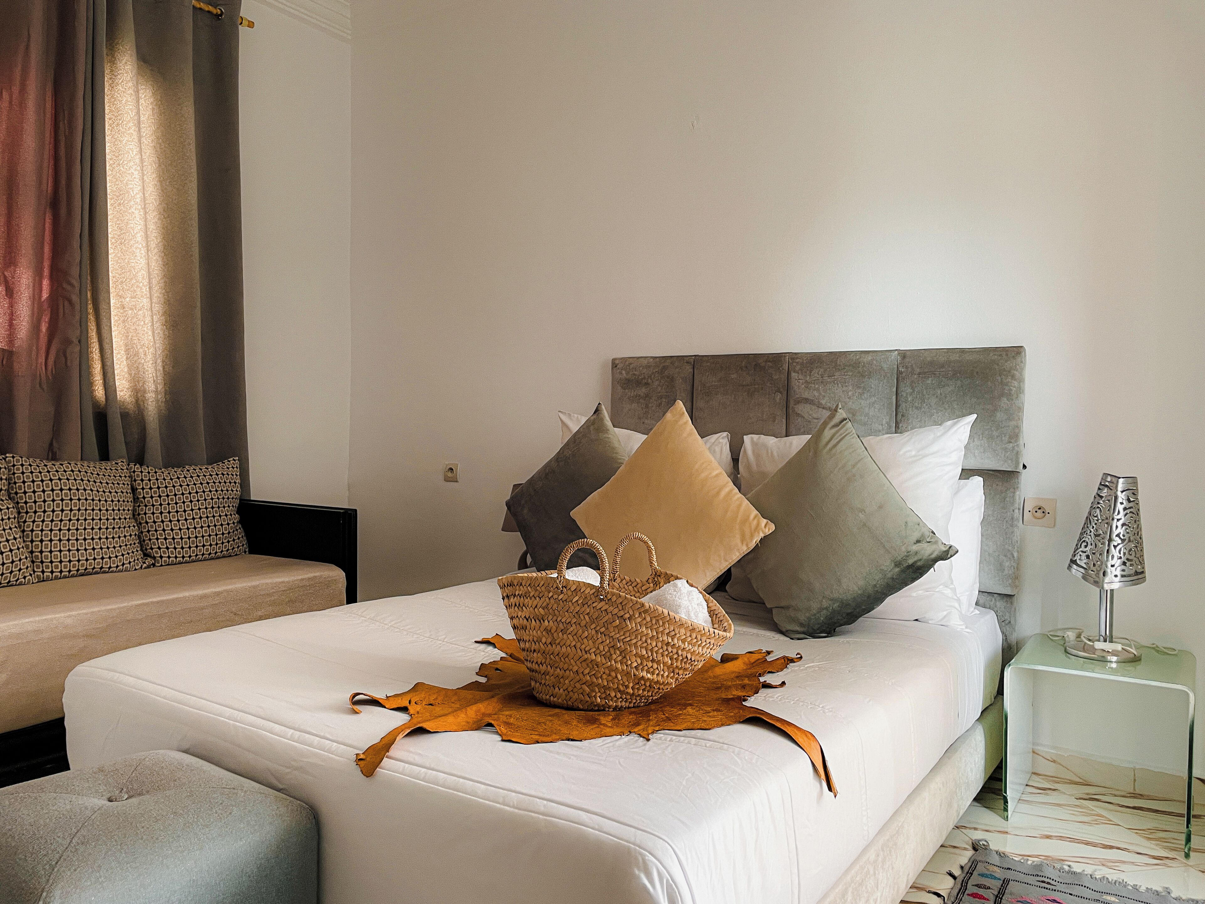 Escritorio, wifi gratis y ropa de cama 