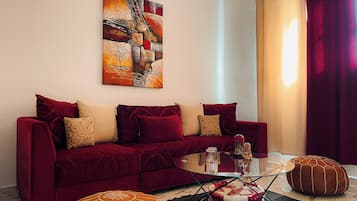 Suite Deluks, 1 Tempat Tidur Double dengan tempat tidur Sofa | Ruang keluarga | Televisi plasma 32-inci dengan saluran TV satelit dan TV