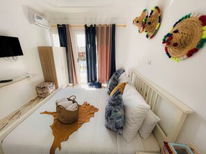 Escritorio, wifi gratis y ropa de cama 