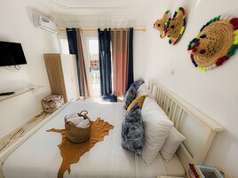 Family Suite, Multiple Beds, Non Smoking | Desk, free WiFi, bed sheets