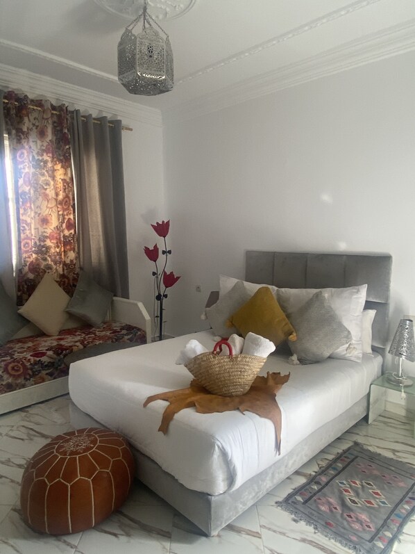 Escritorio, wifi gratis y ropa de cama 