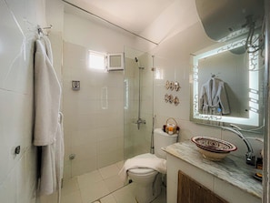 Deluxe Suite, 1 Double Bed with Sofa bed | Bathroom | Shower, free toiletries, slippers, towels - Princesse Ilham (Chefchaouen)