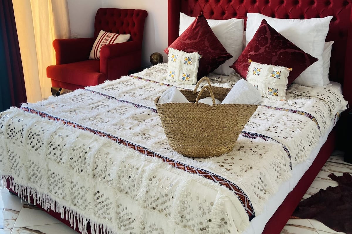 Deluxe suite, 1 tweepersoonsbed met slaapbank | Een bureau, gratis wifi, beddengoed