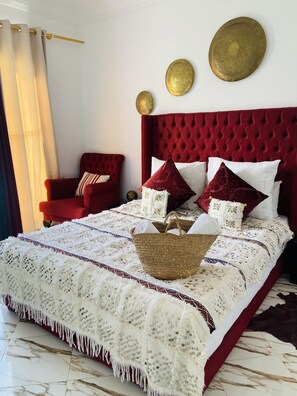 Escritorio, wifi gratis y ropa de cama 