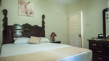 House, 1 King Bed, Non Smoking | Iron/ironing board, free WiFi, bed sheets