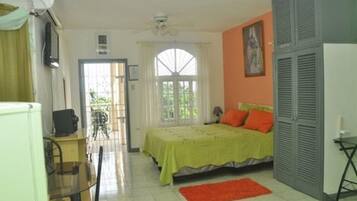 House, 1 King Bed, Non Smoking | Iron/ironing board, free WiFi, bed sheets