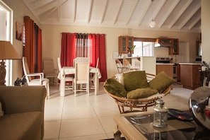 Casa familiar, 2 habitaciones, con acceso para personas discapacitadas, para no fumadores | Sala de estar | Televisión de pantalla plana y reproductor de DVD 