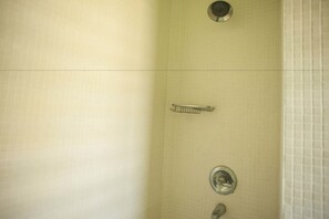 Maison Familiale, 2 chambres, accessible aux personnes à mobilité réduite, non-fumeurs | Salle de bain | Douche, articles de toilette gratuits, peignoirs, bidet
