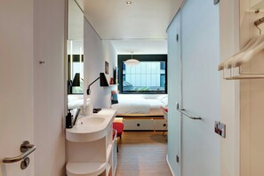 Huone, 1 suuri parisänky | Ylelliset vuodevaatteet, untuvapeitot, pillowtop-patjalliset sängyt