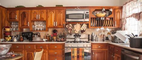 Luxury Villa, 4 Bedrooms, Accessible, Non Smoking | Private kitchen | Full-size fridge, microwave, oven, stovetop