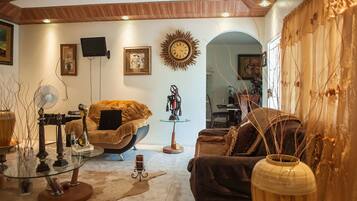 Vila superluxo, 4 quartos, acessível, para não fumantes | Área de estar | TV de tela plana