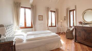 Double Room | Desk, cribs/infant beds, rollaway beds, free WiFi