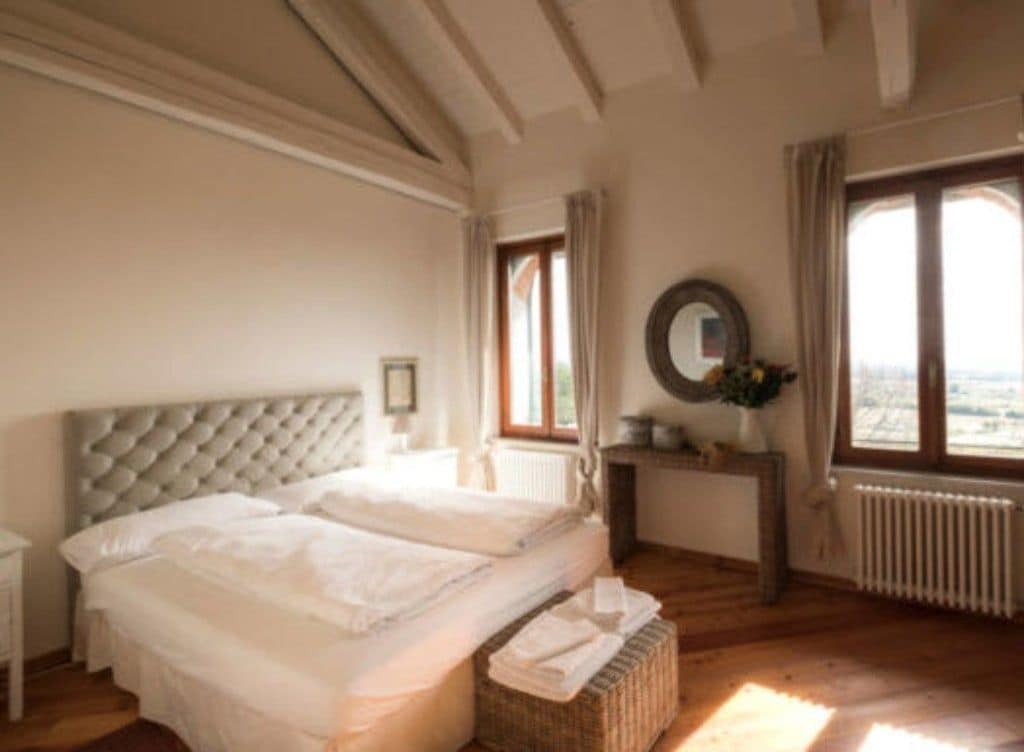 Una scrivania, culle/letti per bambini (a pagamento)