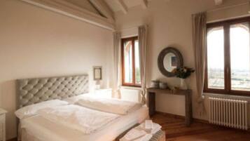 Una scrivania, culle/letti per bambini (a pagamento)