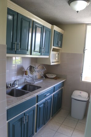 Refrigerador con freezer, microondas, horno, placa de cocina