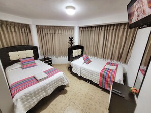 Chambre avec lits jumeaux, salle de bains attenante, vue ville