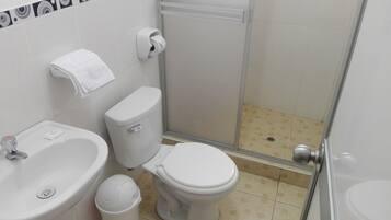 Ducha, cabezal de ducha con hidromasaje, artículos de tocador gratuitos