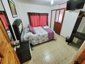 Chambre double, 1 grand lit, salle de bain privée | Literie de qualité, couette en duvet