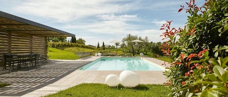 Hồ bơi ngoài trời