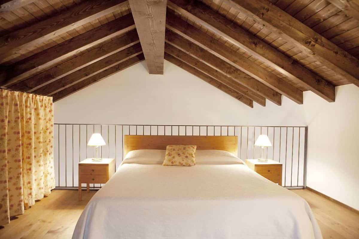 Apartment (Eos) | Cribs (free), WiFi (free), bed sheets