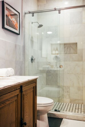 Premier-Haus, 2 Schlafzimmer, Küche | Badezimmer | Dusche, Regendusche, kostenlose Toilettenartikel, Haartrockner
