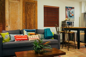 Premier House, 2 Bedrooms, Kitchen | Living area | Flat-screen TV, Netflix, DVD player - Ah We Wa Premier Cottage in the Grove (Miami)